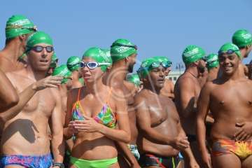  Cristo Cárdenes e Iria Otero, vencedores de la XVI Travesía a Nado de Salinetas (Foto TA)